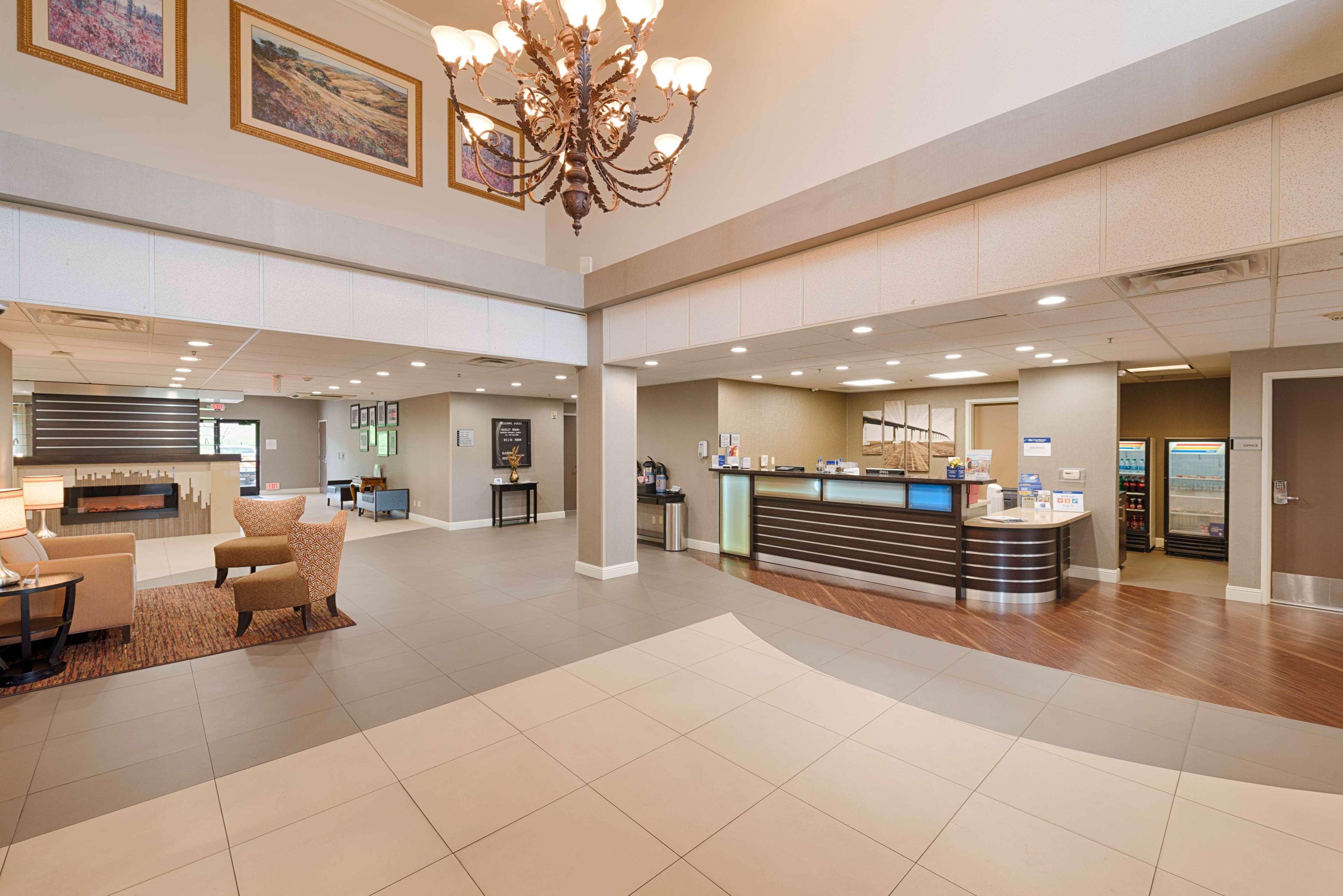 Best Western Plus Delta Inn & Suites Oakley Екстер'єр фото